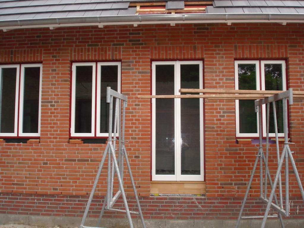 Klinkerfassade mit erneuerten Fenstern während der Arbeiten
