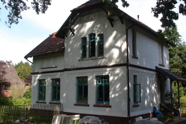 Altbau mit Gerüst während der Fassaden- und Fenstersanierung