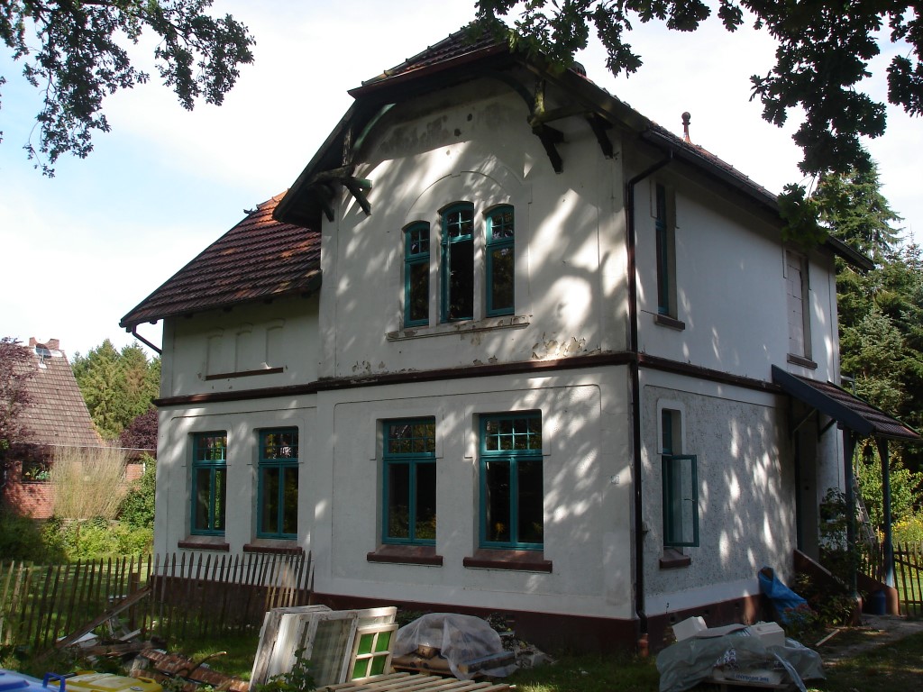 Altbau mit Gerüst während der Fassaden- und Fenstersanierung