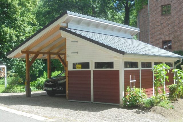Carport in Holzbauweise mit angebautem Nebengebäude