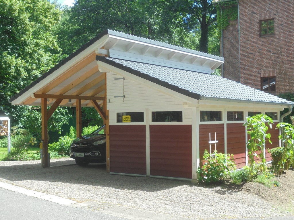 Carport in Holzbauweise mit angebautem Nebengebäude
