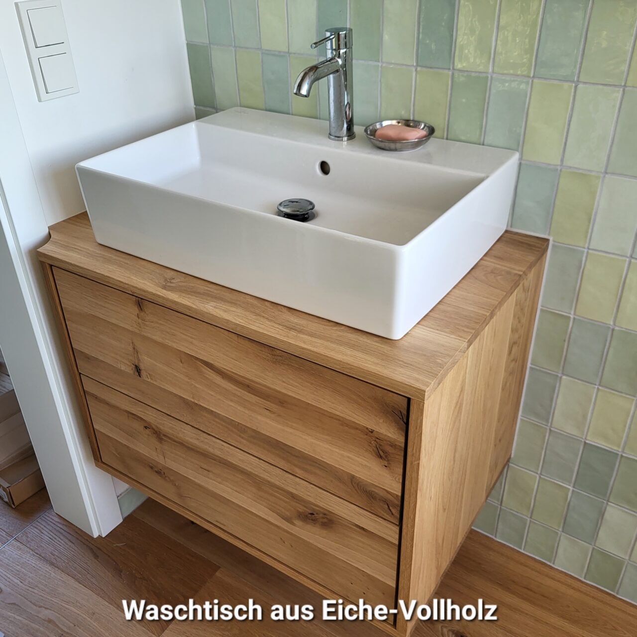 Waschtisch aus Eiche-Vollholz mit Aufsatzbecken